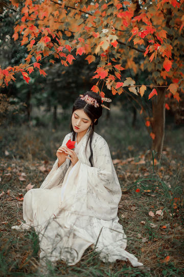 为什么电影《新警察故事》里，成龙与吴彦祖两次比赛组枪结局不同?