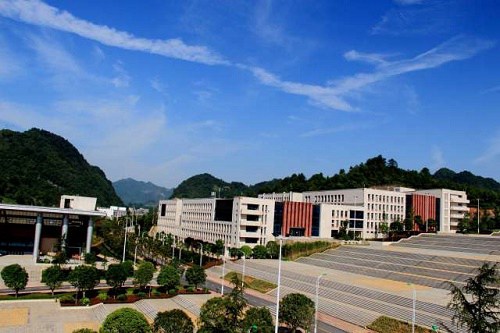 黔南民族医学高等专科学校五年制大专学费高吗