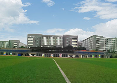 学校足球场.jpg