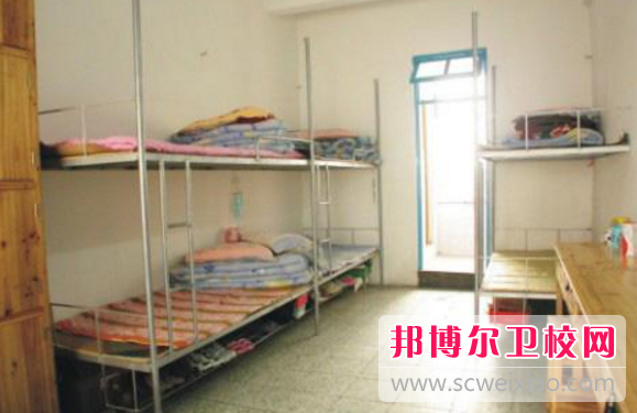 s学校宿舍是标准的八人间,上下都是床,有独立卫生间,阳台洗漱台,热水