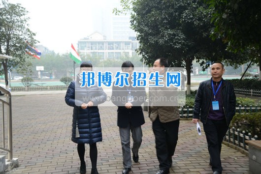 青羊区教育局机关党委书记刘立频赴成都市青苏职业中专学校视察开学准备工作